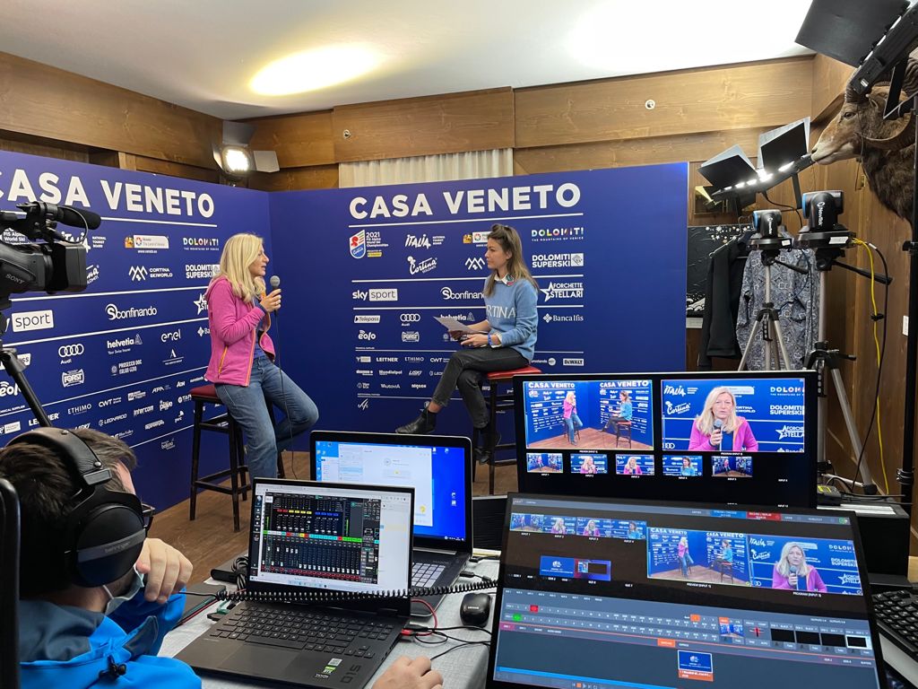 Martina Strazzari intervista Desideria Cavina (News Mediaset) a Casa Veneto durante i Mondiali di Cortina