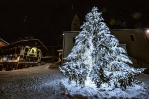Welcome Winter a Courmayeur, albero e luminarie. Credits: Giacomo Buzio